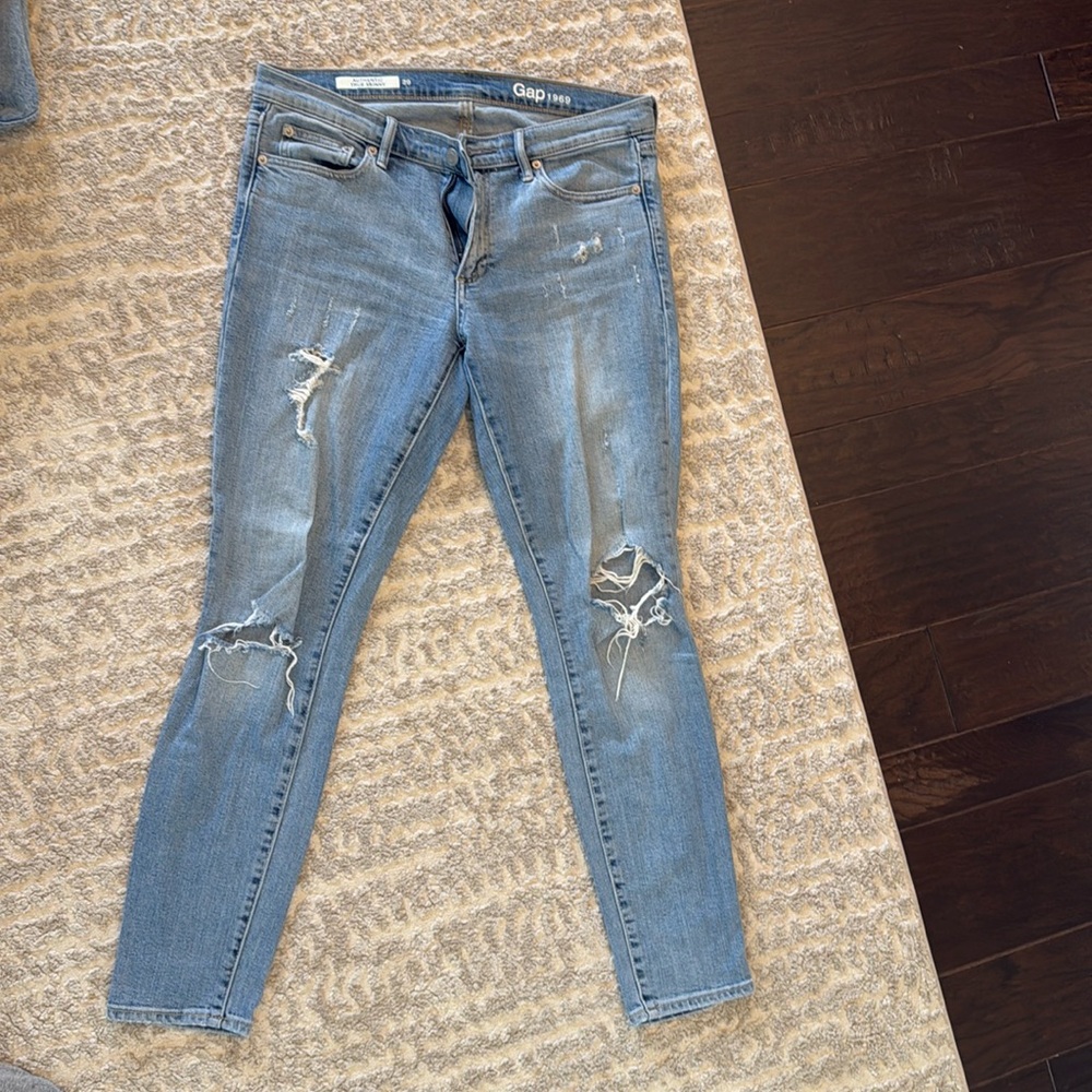 Gap true skinny fray jeans. Size 29
